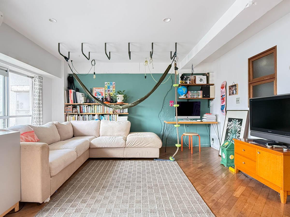 横浜市港北区富士塚の売買物件/リビング空間を見る。ソファーやテレビを置いてもゆとりがある。こちらにもワークデスクを置くスペースがあります