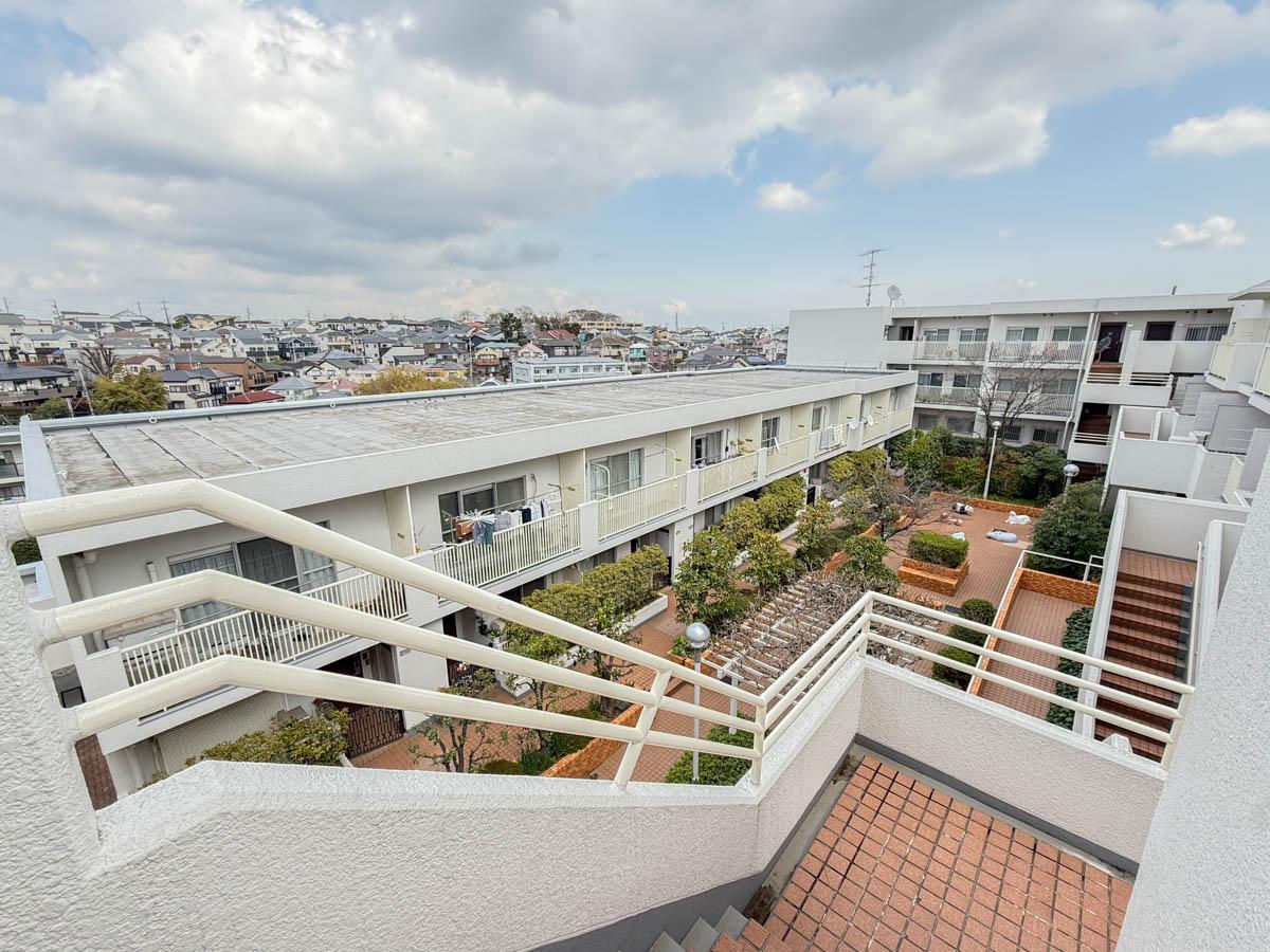 横浜市港北区富士塚の売買物件/ゆとりある敷地で、階段や中庭が素敵な共有部。エレベーターはなく階段で3階にはなります