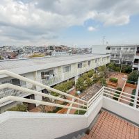 横浜市港北区富士塚の売買物件/ゆとりある敷地で、階段や中庭が素敵な共有部。エレベーターはなく階段で3階にはなります