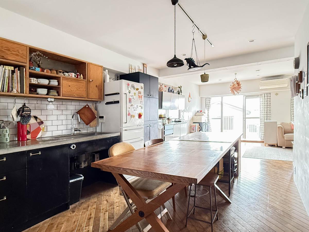 横浜市港北区富士塚の売買物件/広く抜ける空間に斜め貼りしたフローリングが素敵。大きなダイニングを家族で囲める、ゆとりのあるお部屋