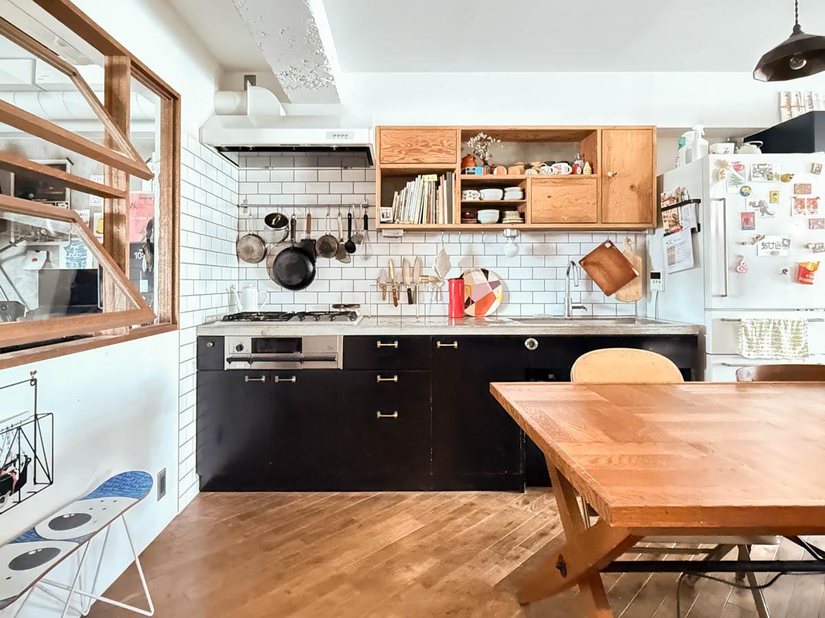 横浜市港北区富士塚の売買物件/2015年に「ゆくい堂」がフルリノベーション。造作キッチンや木製の室内窓など、ひとつひとつのアイテムが絵になるお部屋です