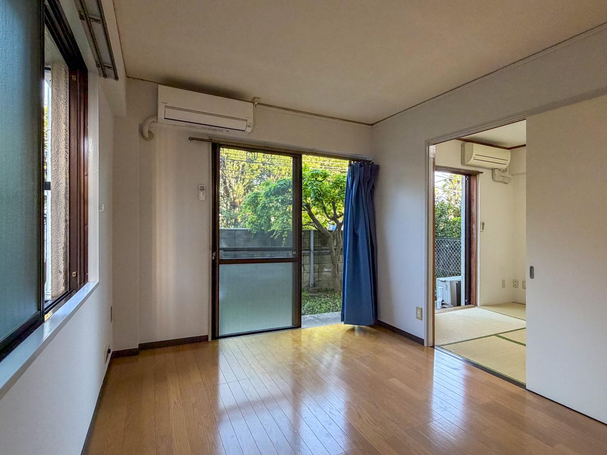 東京都渋谷区西原1丁目の賃貸物件/12畳のLDKと6畳の和室、広めの庭にはどちらからも出られます