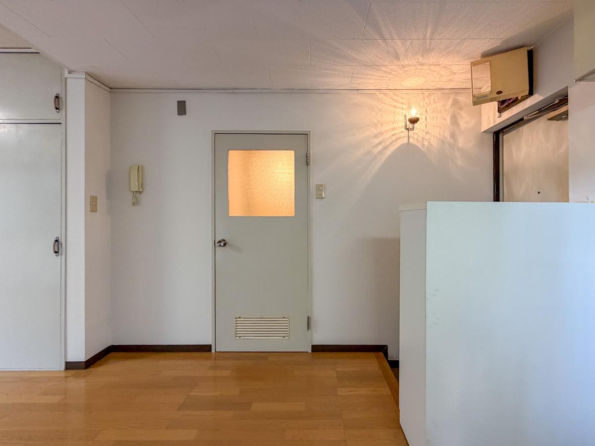 東京都渋谷区西原1丁目の賃貸物件/洗面スペースの扉。隣の照明とも相まってどこかレトロな雰囲気