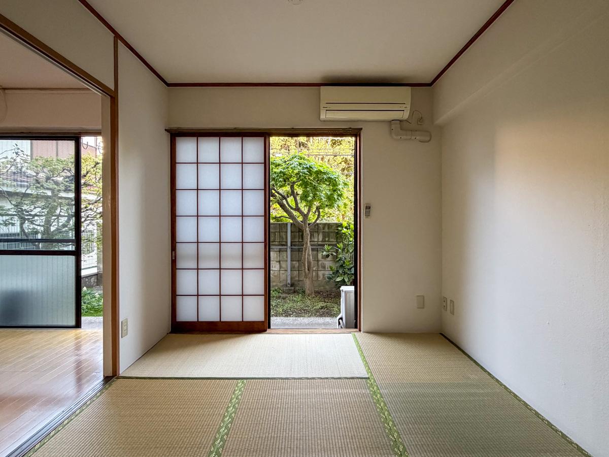 東京都渋谷区西原1丁目の賃貸物件/和室から庭の眺め。目の前に生えた木に愛着が湧きそう