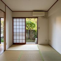 東京都渋谷区西原1丁目の賃貸物件/和室から庭の眺め。目の前に生えた木に愛着が湧きそう