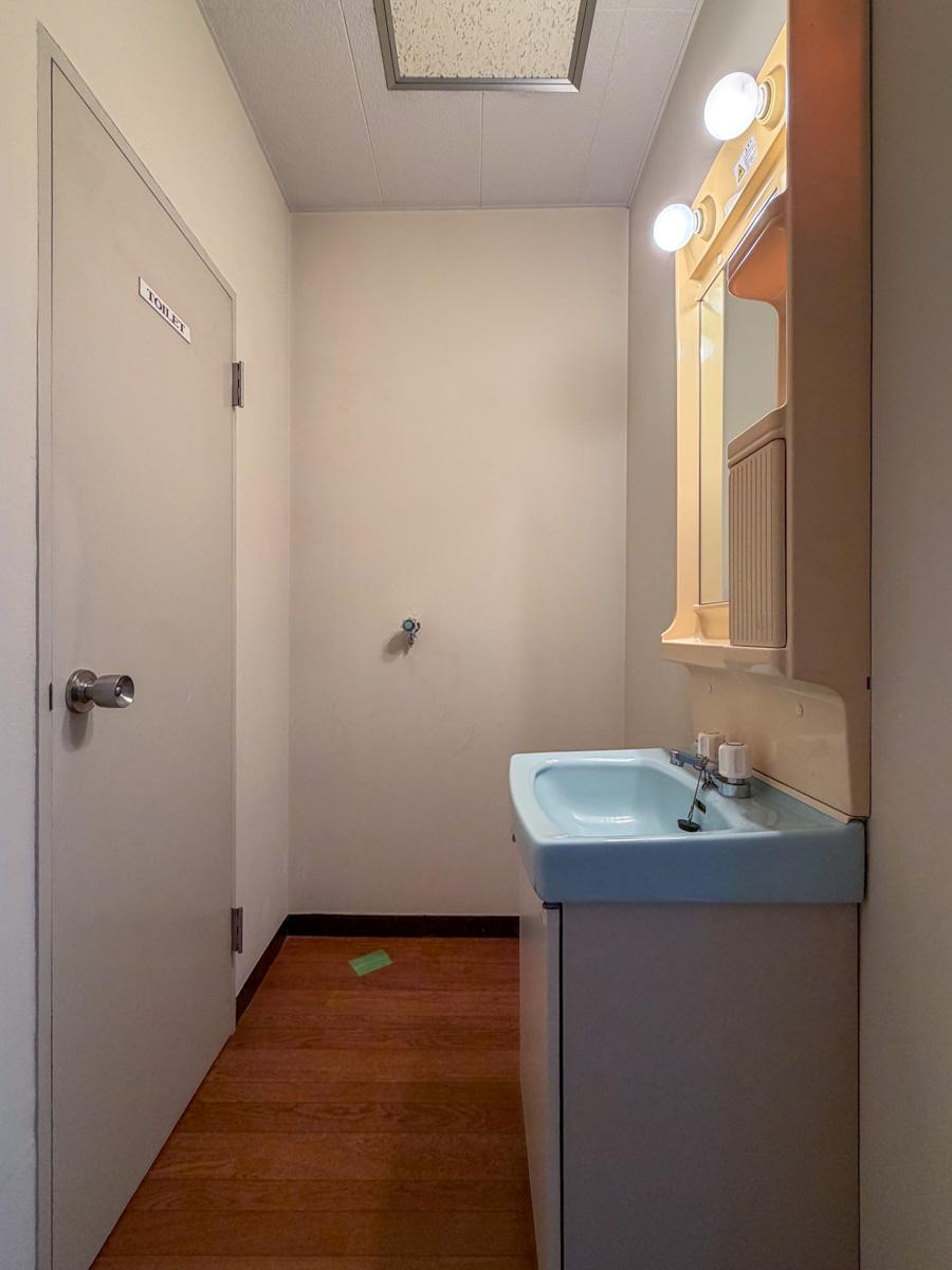 東京都渋谷区西原1丁目の賃貸物件/コンパクトな洗面スペース。左側がトイレ