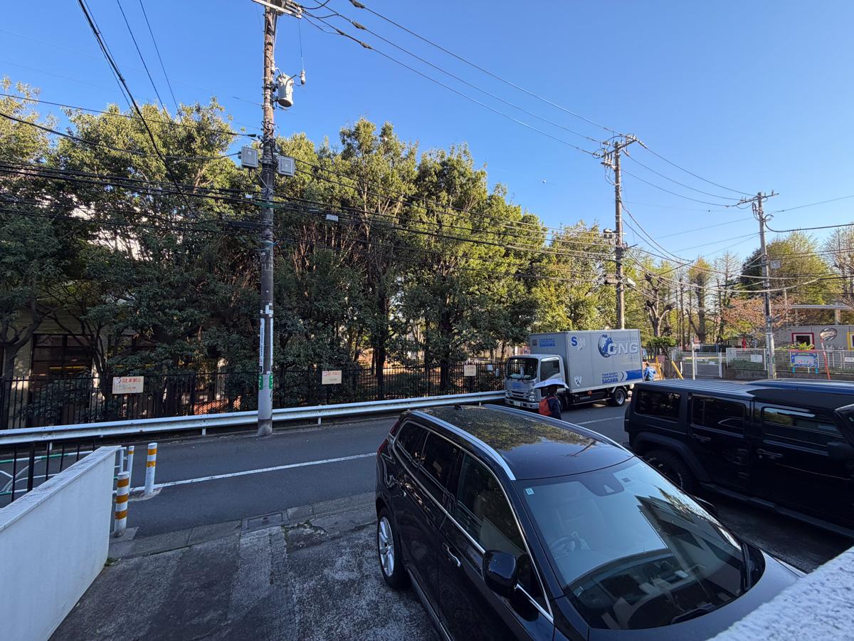 東京都渋谷区西原1丁目の賃貸物件/庭の先には渋谷区スポーツセンターの緑が広がります