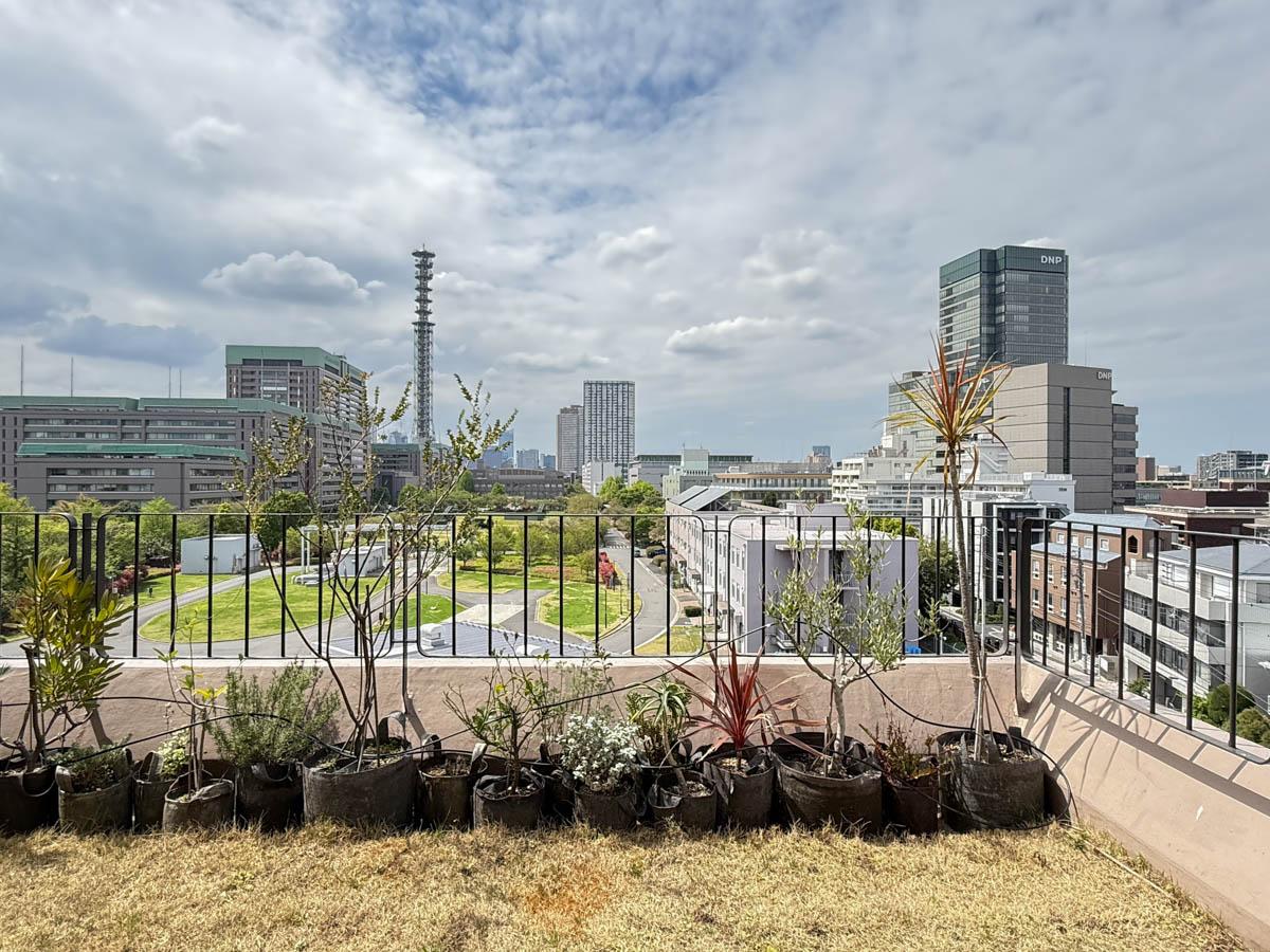 新宿区市谷左内町の賃貸物件/緑化されたテラスの向こうには、防衛省の敷地。この抜け感が気持ちいい
