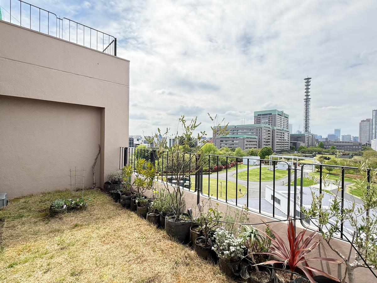新宿区市谷左内町の賃貸物件/芝が敷かれて緑化されたテラスが癒しの空間