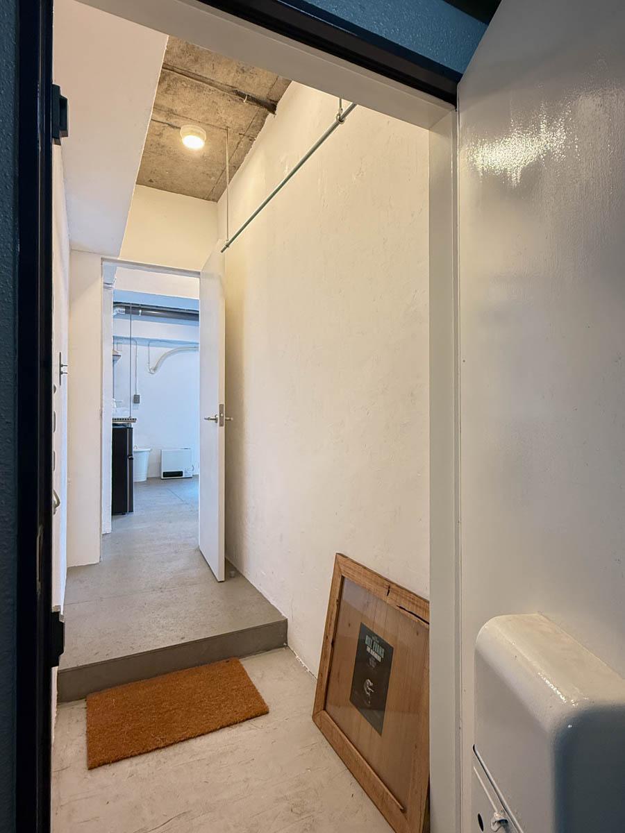 新宿区市谷左内町の賃貸物件/玄関。入って右手にハンガーパイプが設置され、上着などかけられるようになっている