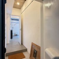 新宿区市谷左内町の賃貸物件/玄関。入って右手にハンガーパイプが設置され、上着などかけられるようになっている
