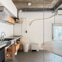 新宿区市谷左内町の賃貸物件/すっきりした天板のキッチン。棚や冷蔵庫はこのまま使うことも可能です