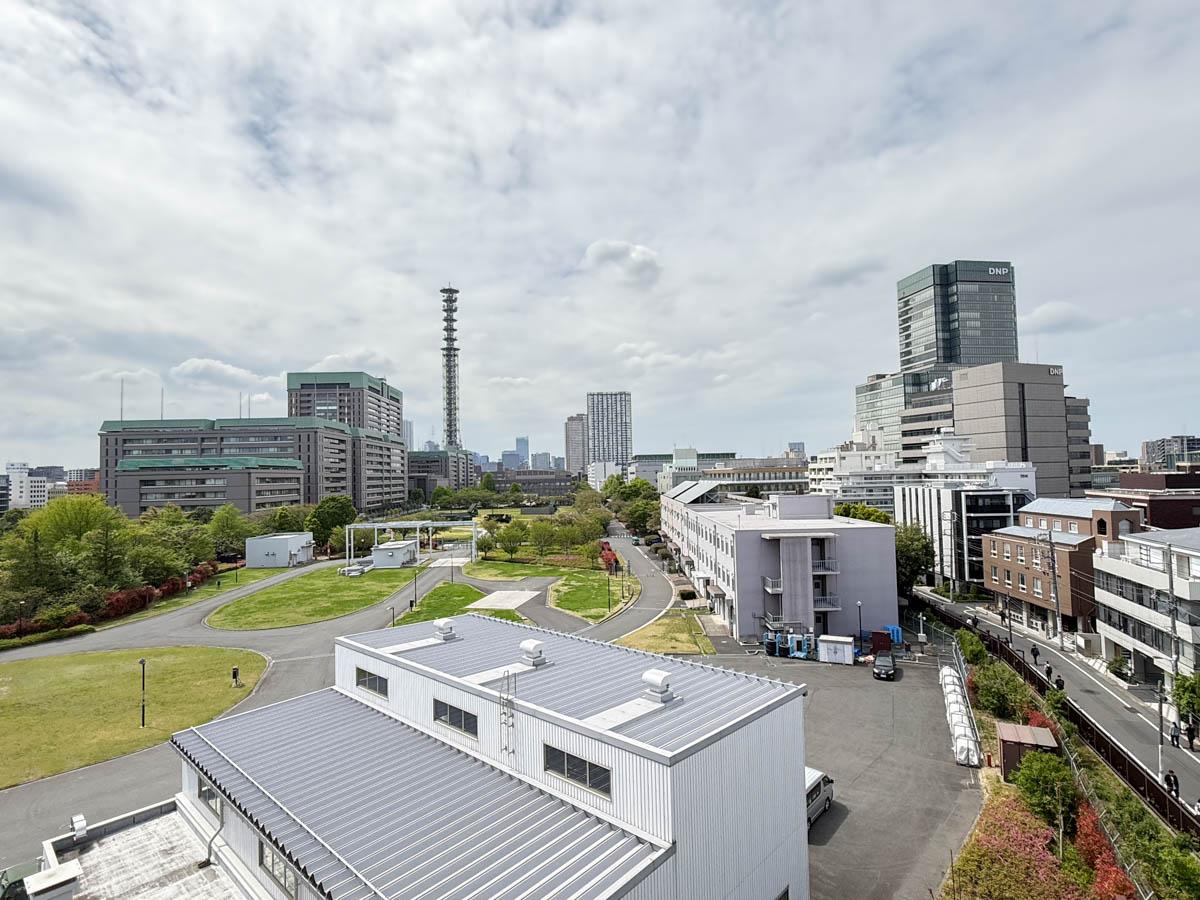 新宿区市谷左内町の賃貸物件/防衛省の敷地には芝や桜の木などがあり、四季を楽しませてくれる