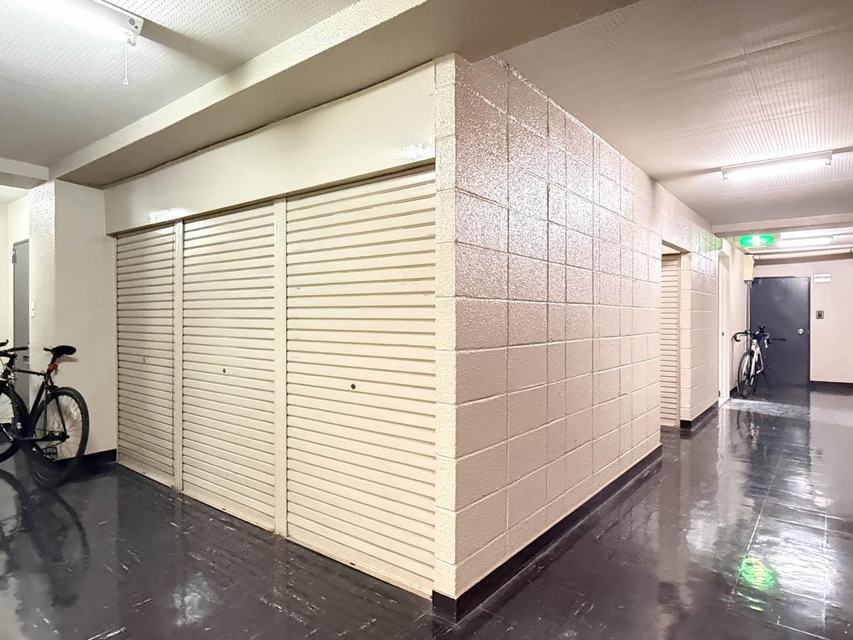 新宿区市谷左内町の賃貸物件/共用廊下もかっこいいデザイン。シャッターの部分の一角が倉庫スペースとして使える