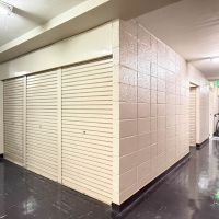 新宿区市谷左内町の賃貸物件/共用廊下もかっこいいデザイン。シャッターの部分の一角が倉庫スペースとして使える