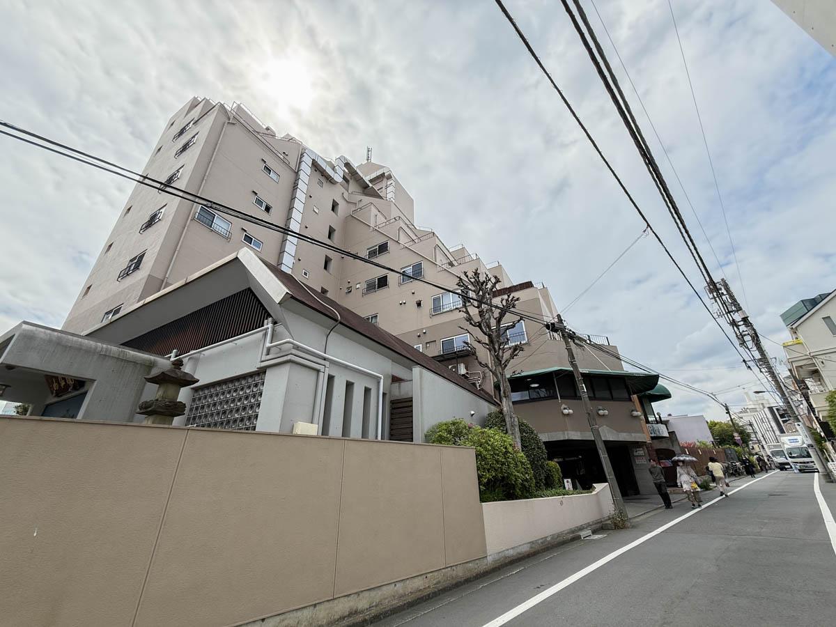 新宿区市谷左内町の賃貸物件/駅からは坂道を登る道のりです