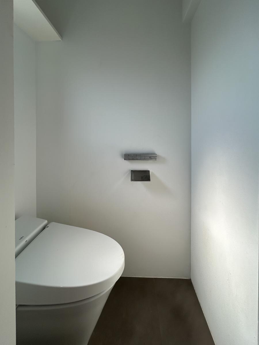 新宿区下落合の賃貸物件/トイレ。小窓から光が注いできます