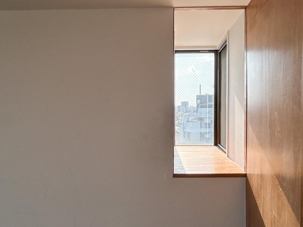 新宿区下落合の賃貸物件/リビング西側に小さな小窓がついていて、程よく光が注いできます