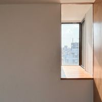 新宿区下落合の賃貸物件/リビング西側に小さな小窓がついていて、程よく光が注いできます