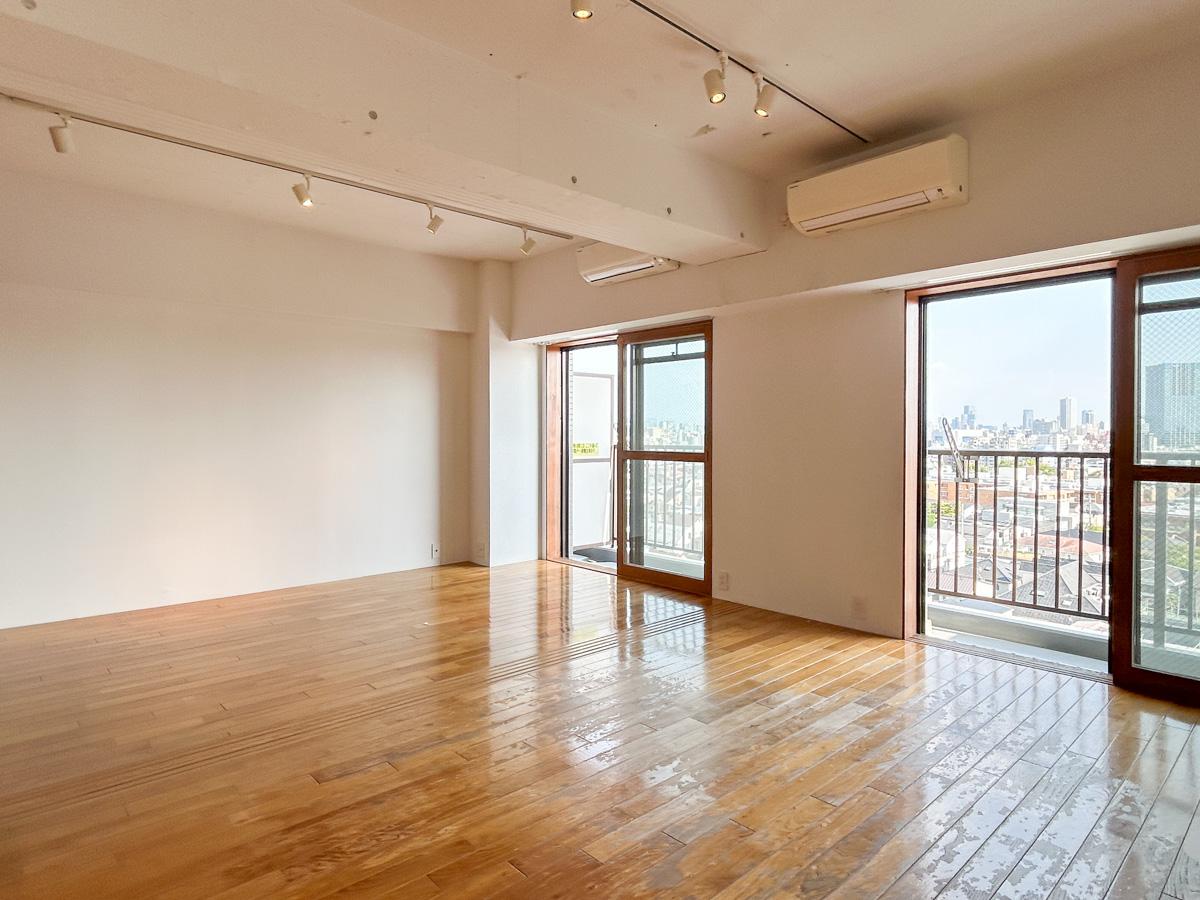 新宿区下落合の賃貸物件/室内は優しい色のフローリングと塗装壁。コンクリートあらわしの天井が開放感を与えてくれます