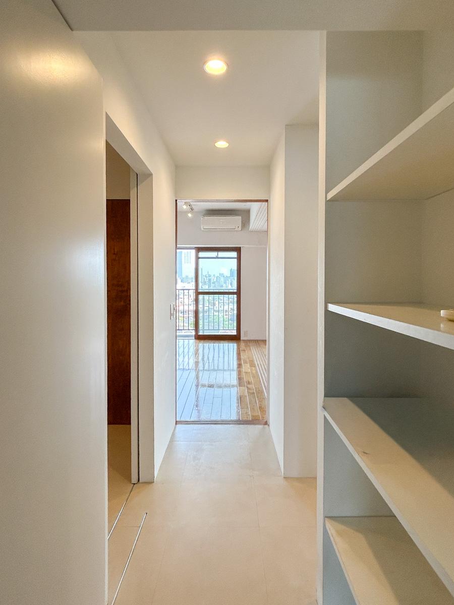 新宿区下落合の賃貸物件/廊下。キッチン周りや玄関に収納がついているため、スペースをうまく使うことができそうです。