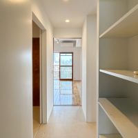 新宿区下落合の賃貸物件/廊下。キッチン周りや玄関に収納がついているため、スペースをうまく使うことができそうです。