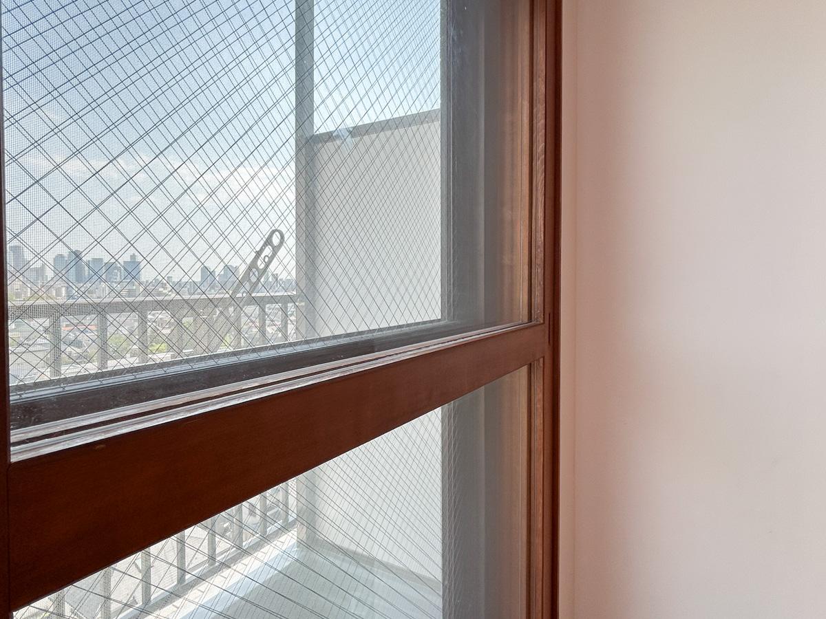 新宿区下落合の賃貸物件/リビングの窓はアルミと木製の２重サッシ