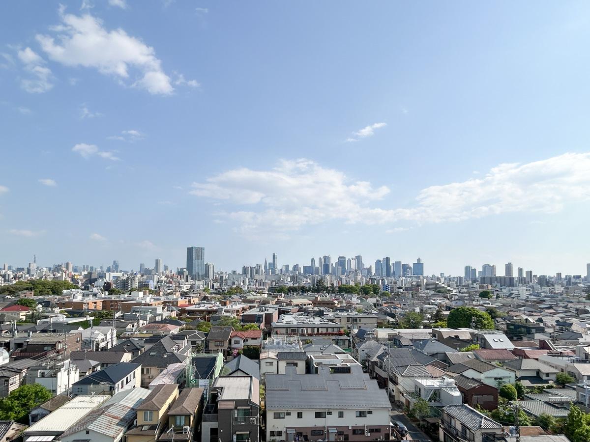 新宿区下落合の賃貸物件/新宿から渋谷まで、奥にビル群がぼんやりと立ち並ぶ眺め