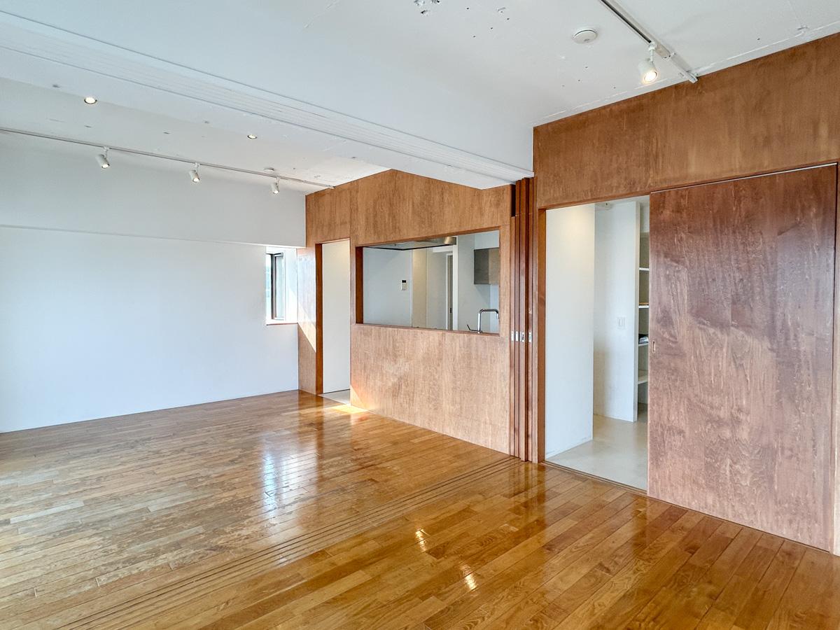 新宿区下落合の賃貸物件/キッチン周りの壁は合板が貼られていて、いい具合のアクセント