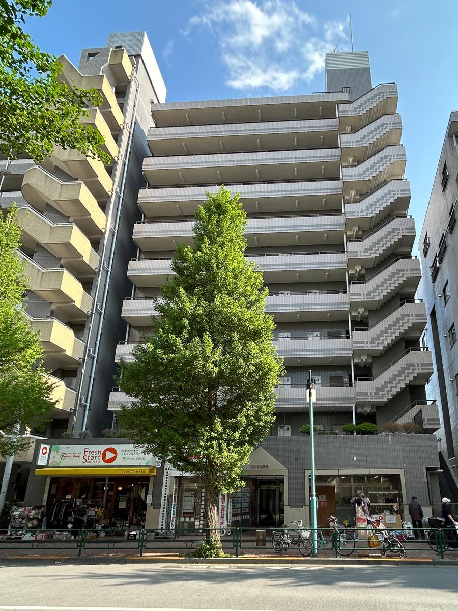 新宿区下落合の賃貸物件/外観。目白通りに面したマンション