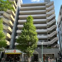 新宿区下落合の賃貸物件/外観。目白通りに面したマンション