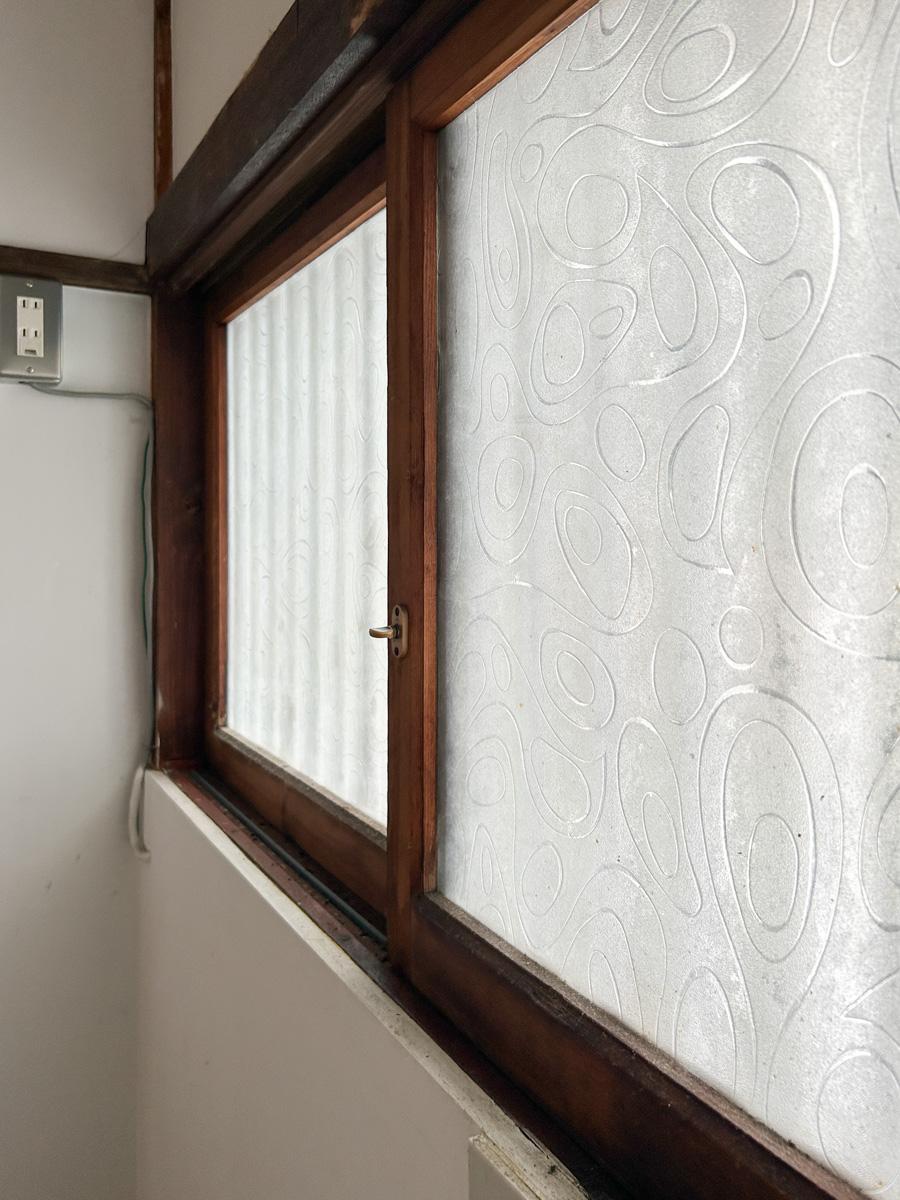 練馬区旭丘の賃貸物件/キッチン前の木枠のサッシも味わいのある状態で残っています