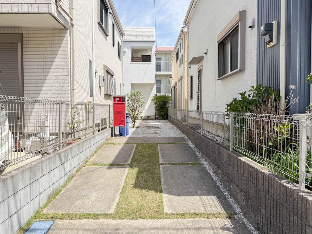 東京都稲城市平尾の売買物件/畑竿の地形で長いアプローチとなっています。駐車場1台が置ける仕様に
