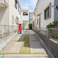 東京都稲城市平尾の売買物件/畑竿の地形で長いアプローチとなっています。駐車場1台が置ける仕様に