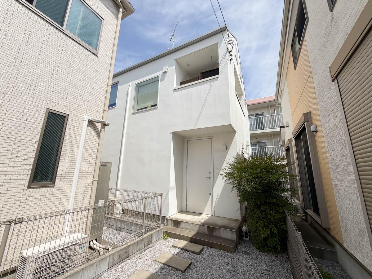 東京都稲城市平尾の売買物件/白くプレーンな外観の戸建です