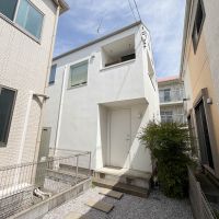 東京都稲城市平尾の売買物件/白くプレーンな外観の戸建です