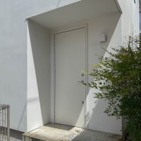 東京都稲城市平尾の売買物件/玄関のデザインもプレーンでかわいい