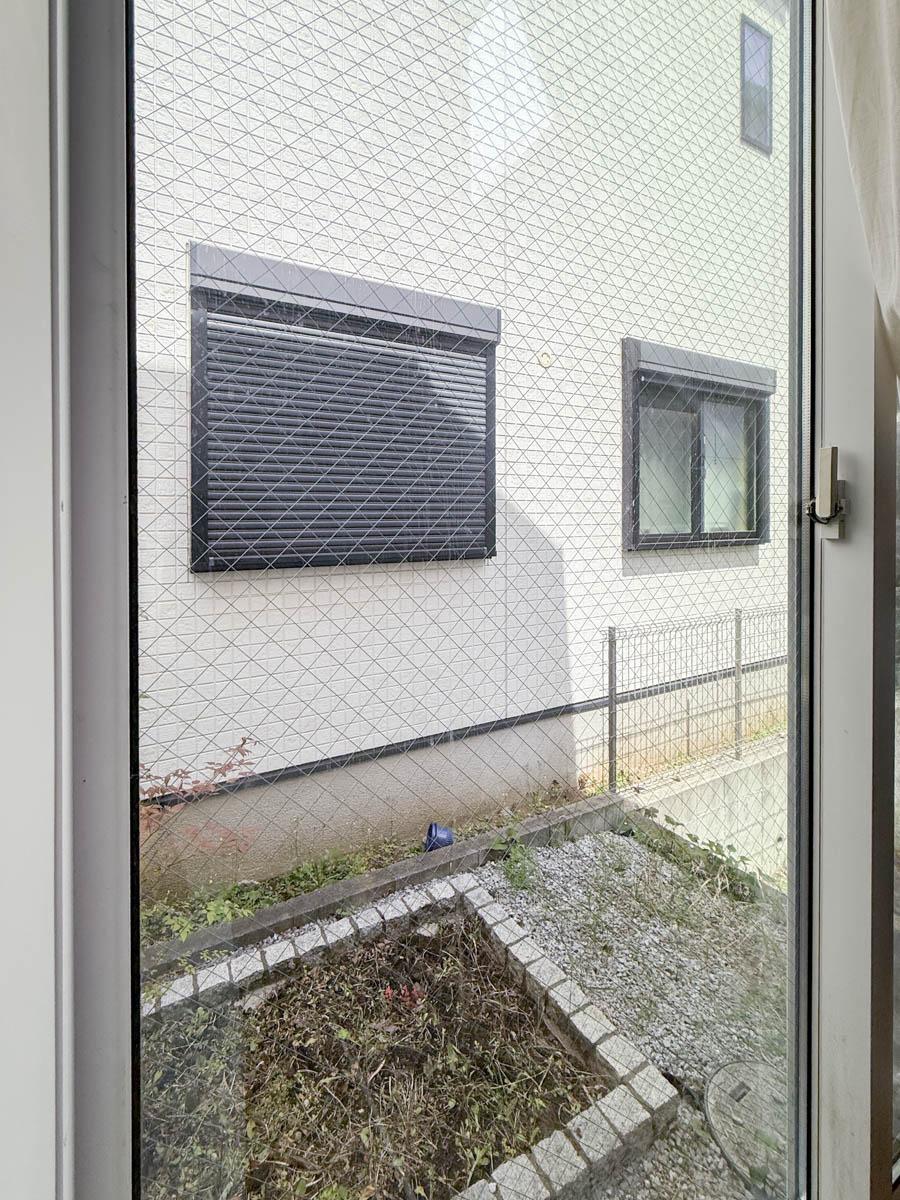東京都稲城市平尾の売買物件/寝室脇の掃き出し窓の外には花壇がつくられています