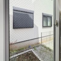 東京都稲城市平尾の売買物件/寝室脇の掃き出し窓の外には花壇がつくられています
