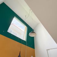 東京都稲城市平尾の売買物件/吹き抜けを見上げる。近くのマンションのバルコニーが面しているので、気になる場合はブラインドを閉めても