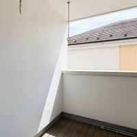 東京都稲城市平尾の売買物件/バルコニーにはデッキが敷かれています