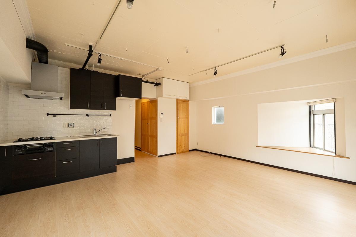 港区六本木の賃貸物件/天井は2.7m。ラフに白塗装で仕上げられています