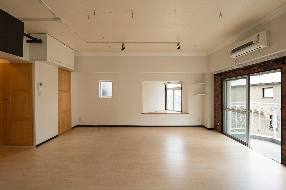 港区六本木の賃貸物件/南向きの窓からたっぷりと光が差し込む