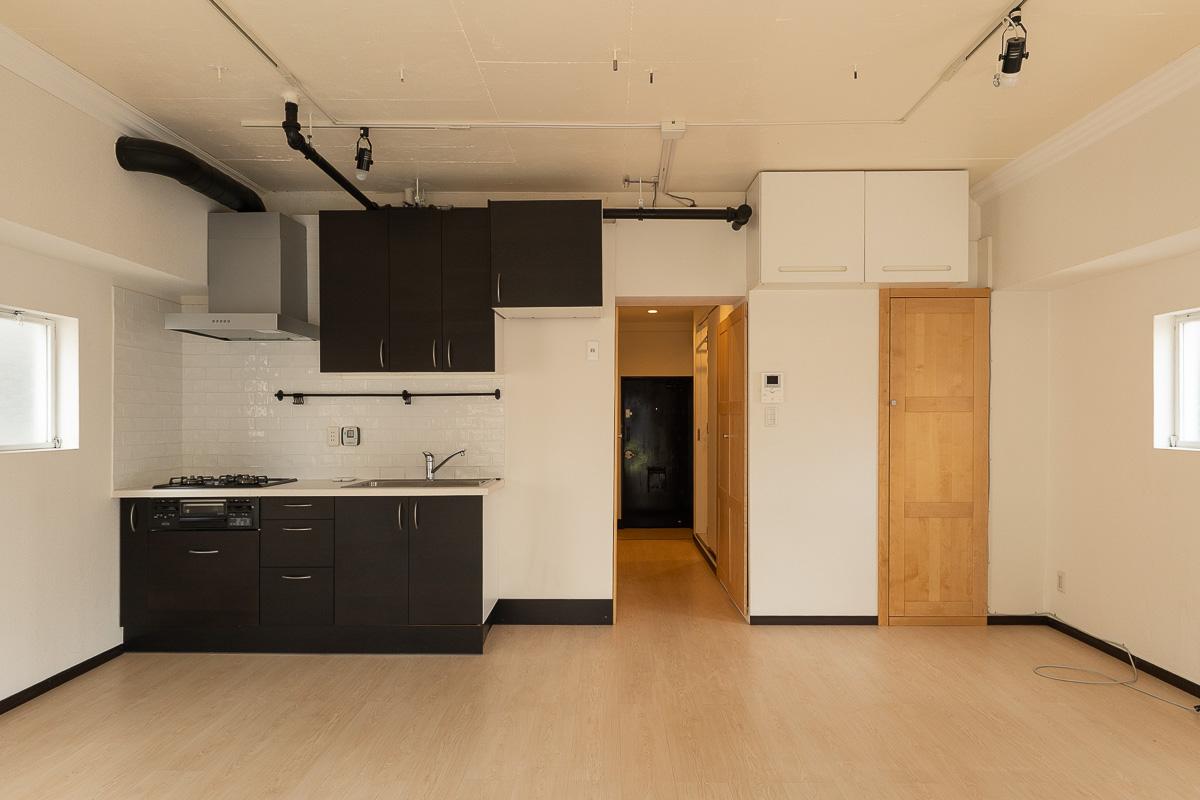 港区六本木の賃貸物件/南側から見た室内。収納も多いです