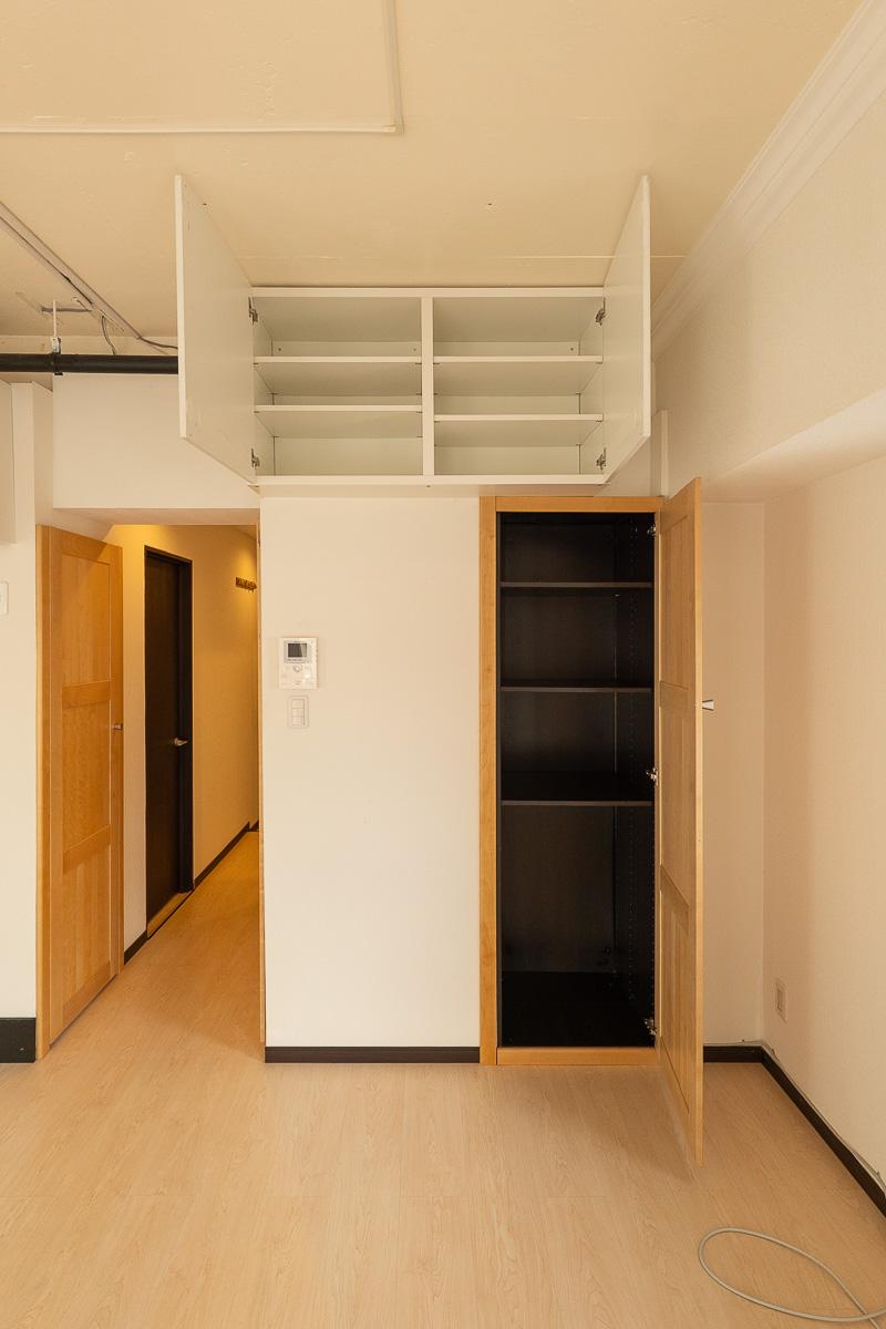 港区六本木の賃貸物件/上部収納は高い位置に設けられています。