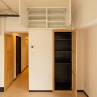 港区六本木の賃貸物件/上部収納は高い位置に設けられています。