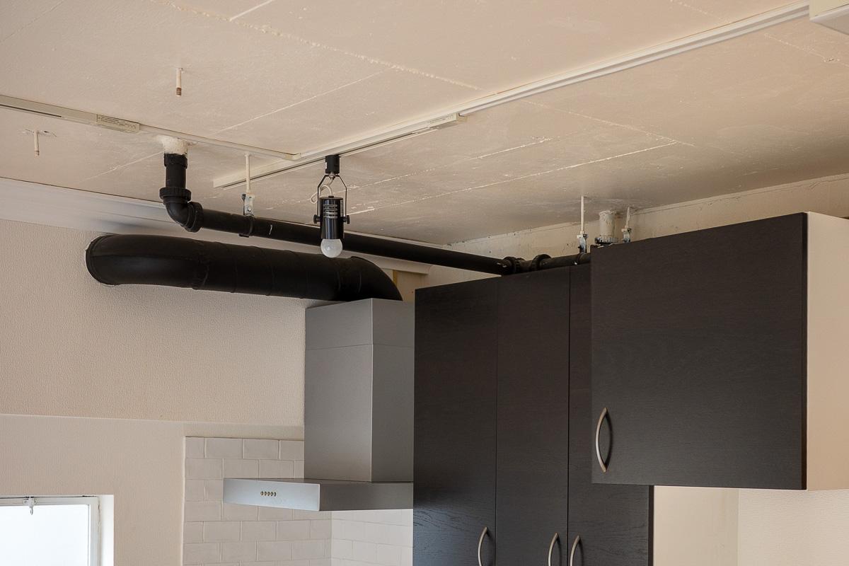 港区六本木の賃貸物件/キッチン周りは黒でまとめ、空間を引き締めるアクセントに