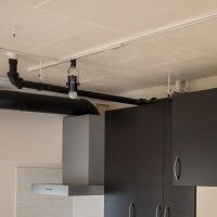 港区六本木の賃貸物件/キッチン周りは黒でまとめ、空間を引き締めるアクセントに