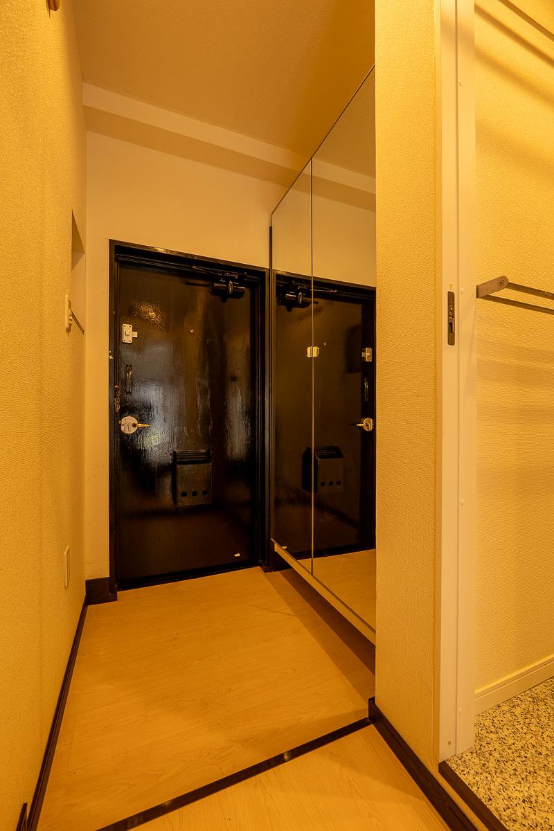 港区六本木の賃貸物件/玄関。大きな姿見が便利