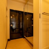 港区六本木の賃貸物件/玄関。大きな姿見が便利